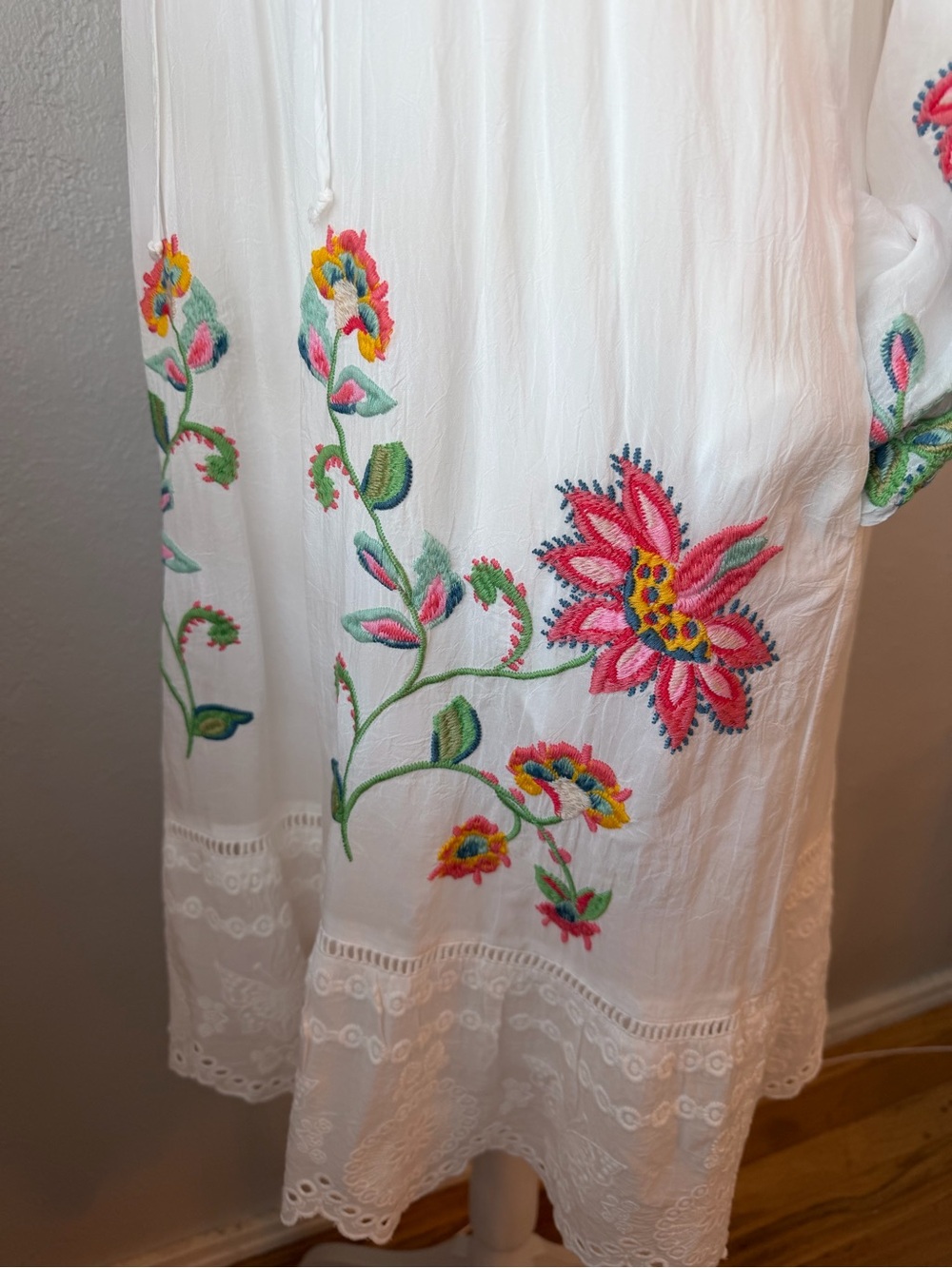 NWT. Johnny Was  White Embroidered Floral Boho Dress Size Small - Picture 7 of 15